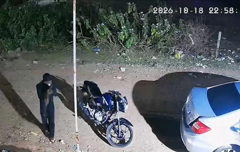 Trio armado sai de matagal e assalta quatro pessoas na porta de casa em Turilândia; VÍDEO