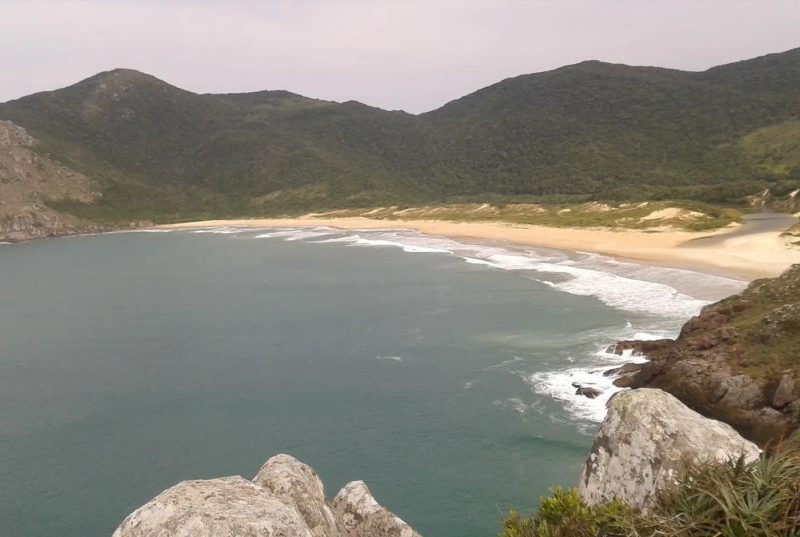 Turista alemã morre após se afogar em praia isolada e de mar agitado de Florianópolis