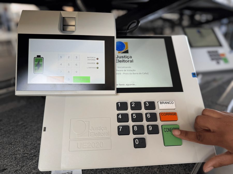 Urna é substituída no DF após eleitor não identificado tentar colar a tecla do número 3