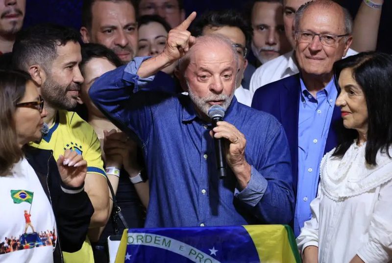 Lula promete nova governança e regulação de big techs no Brasil
