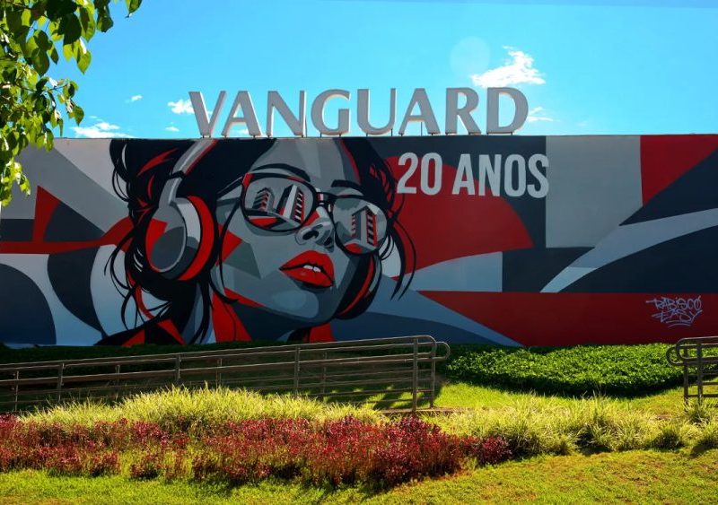 Vanguard celebra 20 anos indo além do óbvio e transforma fachada em obra de arte