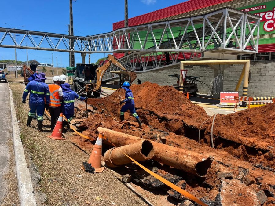 Vazamento interdita marginal da BR-101 e afeta abastecimento em Capim Macio, em Natal