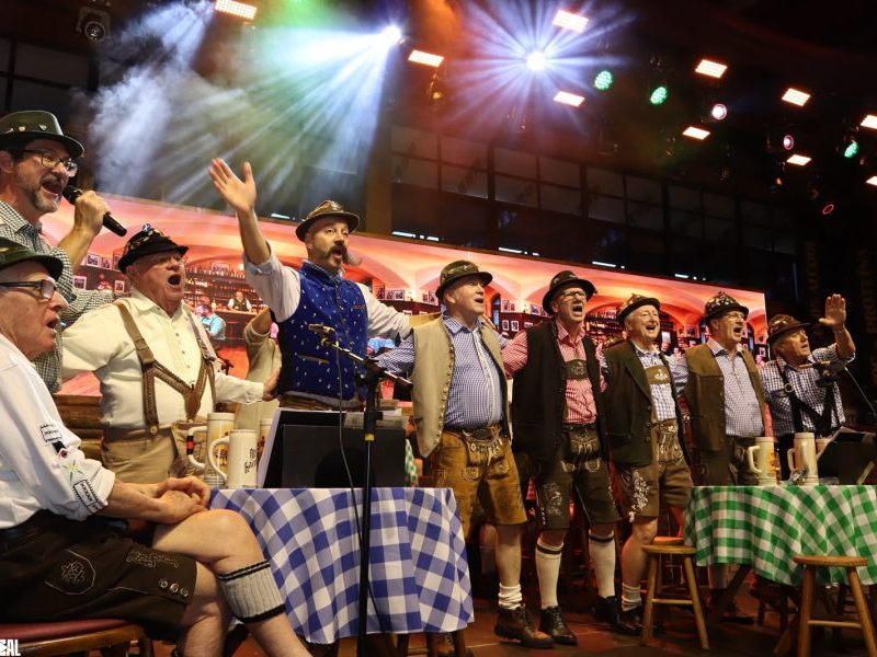 Velhos Camaradas levam tradição e confraternização à Oktoberfest Blumenau