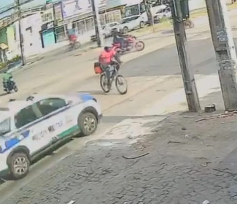 Vídeo mostra entregador por aplicativo sendo atropelado por viatura da PM que avançou sinal vermelho; vítima morreu no local