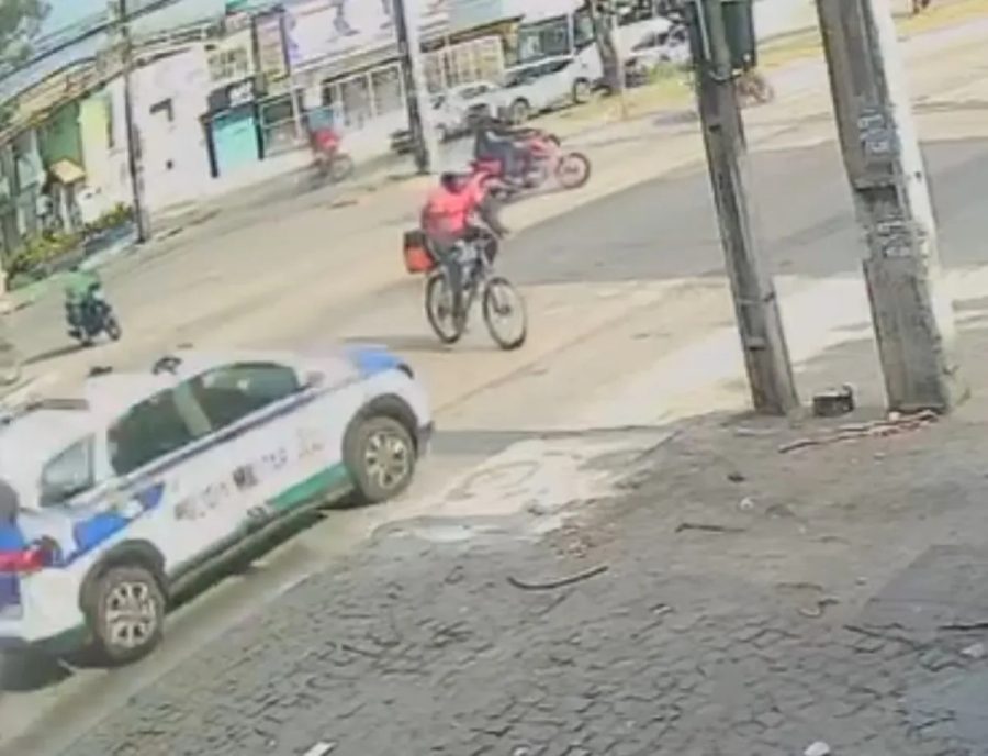 Vídeo mostra entregador por aplicativo sendo atropelado por viatura da PM que avançou sinal vermelho; vítima morreu no local