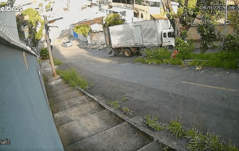 Carga de ácidos cai de caminhão em BH e assusta moradores