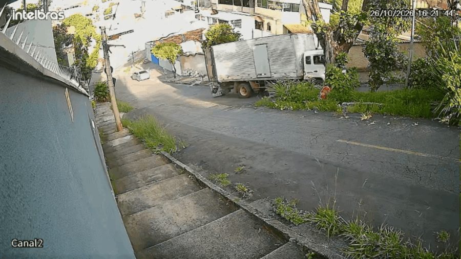 Vídeo mostra momento em que carga de ácidos cai de caminhão em BH; moradores de 7 casas precisaram sair
