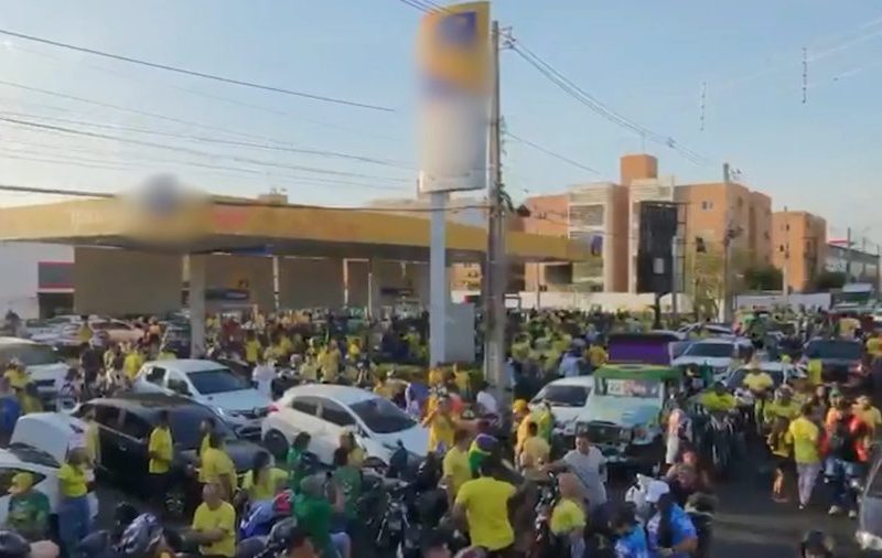 Eleitores fazem motocarreata para Flávio Bolsonaro em Teresina