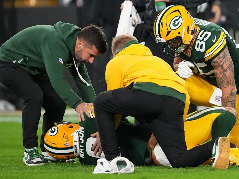 Watson vai ao hospital, volta a campo e ajuda Packers a vencerem na NFL