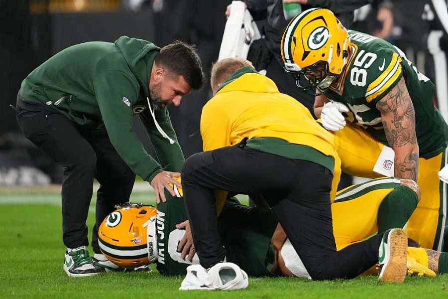 Watson vai ao hospital, volta a campo e ajuda Packers a vencerem na NFL