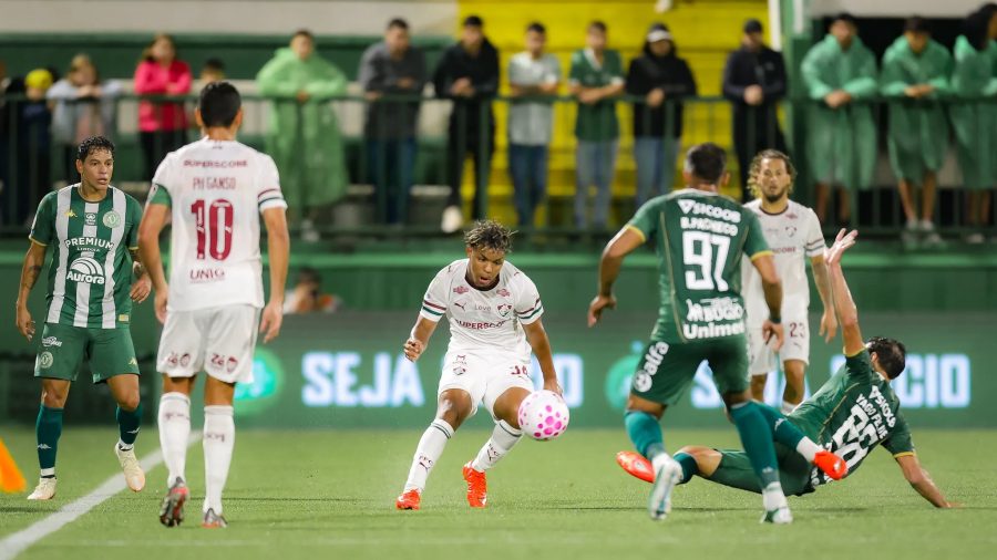Wesley Natã foi escalado em decisão tomada no vestário do Fluminense, após Canobbio sentir problema físico